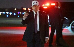 Donald Trump surpreendeu os convidados de Mar-a-Lago enquanto conselheiros se reuniam silenciosamente para ataques ultrassecretos no Irã O presidente dos EUA, Donald Trump, fecha o punho depois de sair do Força Aérea Um ao chegar a Palm Beach