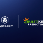 Fundo azul com o logotipo DraftKings Predictions à direita e Crypto.com à esquerda.