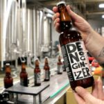 A cerveja artesanal Flyway Pilsner é exibida na Brewhouse da Drake's Brewing Co. em San Leandro, Califórnia, na segunda-feira, 10 de abril de 2017. (Laura A. Oda/Bay Area News Group)