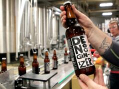 Drake’s Brewing formará joint venture West Coast Craft A cerveja artesanal Flyway Pilsner é exibida na Brewhouse da Drake's Brewing Co. em San Leandro, Califórnia, na segunda-feira, 10 de abril de 2017. (Laura A. Oda/Bay Area News Group)