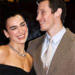 Dua Lipa surpreende o Festival de Cinema de Berlim como data do Dia dos Namorados de Callum Turner para a estreia de 'Rosebush Pruning'
