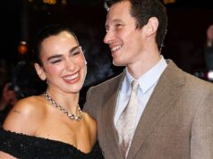 Dua Lipa surpreende o Festival de Cinema de Berlim como data do Dia dos Namorados de Callum Turner para a estreia de ‘Rosebush Pruning’ Dua Lipa surpreende o Festival de Cinema de Berlim como data do Dia dos Namorados de Callum Turner para a estreia de 'Rosebush Pruning'