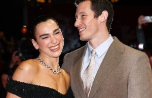 Dua Lipa surpreende o Festival de Cinema de Berlim como data do Dia dos Namorados de Callum Turner para a estreia de ‘Rosebush Pruning’ Dua Lipa surpreende o Festival de Cinema de Berlim como data do Dia dos Namorados de Callum Turner para a estreia de 'Rosebush Pruning'