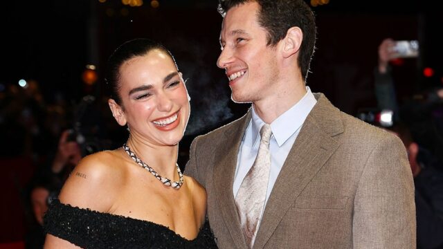 Dua Lipa surpreende o Festival de Cinema de Berlim como Dua Lipa surpreende o Festival de Cinema de Berlim como data do Dia dos Namorados de Callum Turner para a estreia de 'Rosebush Pruning'