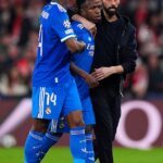 O jogo do Real Madrid contra o Benfica foi interrompido depois que Vinicius Jr foi supostamente abusado racialmente