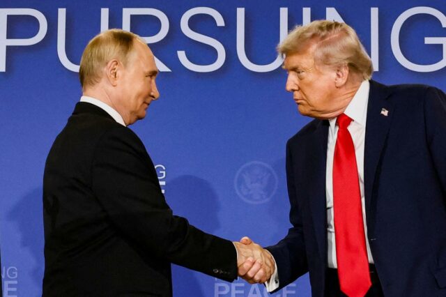 É hora de atacar o mentiroso Putin com MUITOS paus É hora de atacar o mentiroso Putin com MUITOS paus