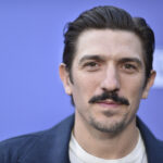 O presidente Donald Trump, ao centro, segura a mão de sua esposa Melania Trump, à direita, enquanto seu filho Barron Trump, ao centro, e o vice-presidente JD Vance, observam após fazer o juramento de posse durante a 60ª posse presidencial na Rotunda do Capitólio dos EUA em Washington, segunda-feira, 20 de janeiro de 2025. (AP Photo / Morry Gash, Pool)