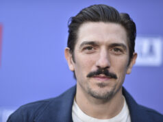 ‘É horrível’: irmão do podcast principal dispensa Trump por causa de abusos do ICE O presidente Donald Trump, ao centro, segura a mão de sua esposa Melania Trump, à direita, enquanto seu filho Barron Trump, ao centro, e o vice-presidente JD Vance, observam após fazer o juramento de posse durante a 60ª posse presidencial na Rotunda do Capitólio dos EUA em Washington, segunda-feira, 20 de janeiro de 2025. (AP Photo / Morry Gash, Pool)