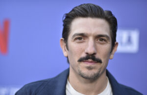 ‘É horrível’: irmão do podcast principal dispensa Trump por causa de abusos do ICE O presidente Donald Trump, ao centro, segura a mão de sua esposa Melania Trump, à direita, enquanto seu filho Barron Trump, ao centro, e o vice-presidente JD Vance, observam após fazer o juramento de posse durante a 60ª posse presidencial na Rotunda do Capitólio dos EUA em Washington, segunda-feira, 20 de janeiro de 2025. (AP Photo / Morry Gash, Pool)