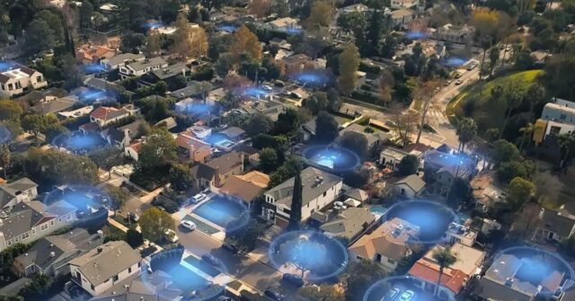 E-mail vazado prova que Ring pretendia usar recurso de vigilância para pessoas e também para cães | Imagem promocional mostrando zonas de vigilância azuis preenchendo um bairro