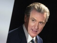 É prematuro dizer se Newsom está concorrendo? Ah, por favor O governador da Califórnia, Gavin Newsom, falando ao microfone, apontando com o dedo indicador direito.