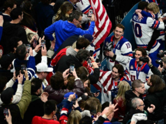 EUA conquistam ouro olímpico masculino no hóquei no gelo pela primeira vez desde 1980 EUA conquistam ouro olímpico masculino no hóquei no gelo pela primeira vez desde 1980