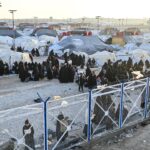 AL HASAKAH, SÍRIA - 26 DE JANEIRO: Detidos são vistos entre tendas no campo de al-Hol em 26 de janeiro de 2026 em Al Hasakah, Síria. O campo de al-Hol (também conhecido como Al-Hawl) na província de Hasakah, no nordeste da Síria, ficou sob controle das forças do governo sírio, após a retirada das Forças Democráticas Sírias (SDF) lideradas pelos curdos nos últimos dias. O campo alberga cerca de 24 mil pessoas, muitas das quais são mulheres e crianças, com alegadas ligações ao grupo jihadista Estado Islâmico (EI), também conhecido como ISIS na região. Os confrontos entre as FDS e as forças governamentais este mês sobre a integração das primeiras com as instituições estatais fizeram com que grandes áreas do território controlado pelos curdos fossem cedidas. Ao abrigo de um acordo de cessar-fogo, os campos e prisões que albergam detidos do ISIS anteriormente detidos pelas forças curdas apoiadas pelos EUA serão transferidos para o governo. A Organização das Nações Unidas (ONU) disse que assumirá a gestão de al-Hol, retomando a entrega de suprimentos humanitários ao campo, em meio a condições terríveis. (Foto de Abdulmonam Eassa/Getty Images)