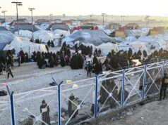 EUA dizem que mais de 5.700 suspeitos de detenção do Estado Islâmico foram realocados da Síria para o Iraque AL HASAKAH, SÍRIA - 26 DE JANEIRO: Detidos são vistos entre tendas no campo de al-Hol em 26 de janeiro de 2026 em Al Hasakah, Síria. O campo de al-Hol (também conhecido como Al-Hawl) na província de Hasakah, no nordeste da Síria, ficou sob controle das forças do governo sírio, após a retirada das Forças Democráticas Sírias (SDF) lideradas pelos curdos nos últimos dias. O campo alberga cerca de 24 mil pessoas, muitas das quais são mulheres e crianças, com alegadas ligações ao grupo jihadista Estado Islâmico (EI), também conhecido como ISIS na região. Os confrontos entre as FDS e as forças governamentais este mês sobre a integração das primeiras com as instituições estatais fizeram com que grandes áreas do território controlado pelos curdos fossem cedidas. Ao abrigo de um acordo de cessar-fogo, os campos e prisões que albergam detidos do ISIS anteriormente detidos pelas forças curdas apoiadas pelos EUA serão transferidos para o governo. A Organização das Nações Unidas (ONU) disse que assumirá a gestão de al-Hol, retomando a entrega de suprimentos humanitários ao campo, em meio a condições terríveis. (Foto de Abdulmonam Eassa/Getty Images)