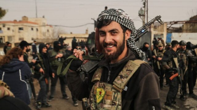 EUA transferem detidos do ISIL para o Iraque enquanto base no nordeste da Síria se retira
