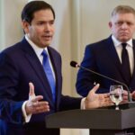 ARQUIVO - Nesta foto de arquivo de 22 de agosto de 2019, o líder da oposição russa Alexei Navalny fala à mídia antes de uma sessão judicial em Moscou, Rússia. (Foto AP/Alexander Zemlianichenko, Arquivo)