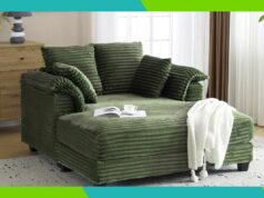 Economize $ 300 em seu novo dormitório favorito e economize até 70% na Wayfair Espreguiçadeira de veludo cotelê verde com almofadas, manta de malha branca e livro com xícara de chá.