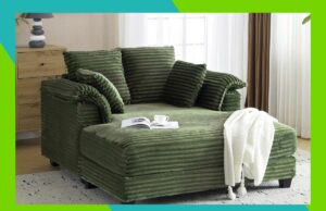 Economize $ 300 em seu novo dormitório favorito e economize até 70% na Wayfair Espreguiçadeira de veludo cotelê verde com almofadas, manta de malha branca e livro com xícara de chá.