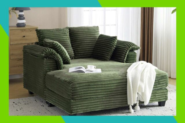 Espreguiçadeira de veludo cotelê verde com almofadas, manta de malha branca e livro com xícara de chá.