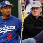 Dodgers mais perto, Edwin Diaz, entrega durante um treino de primavera.