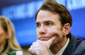 Ele criticou tanto o presidente da Câmara Johnson quanto os democratas. Agora este republicano enfrenta uma decisão crítica Yahoo news home