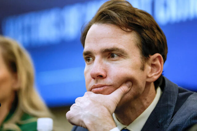 Ele criticou tanto o presidente da Câmara Johnson quanto os Yahoo news home