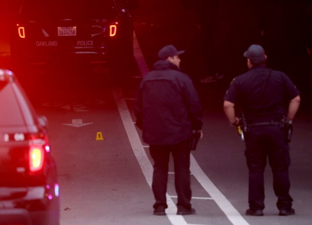 Ele foi roubado e morto em uma instalação em East Ele foi roubado e morto em uma instalação em East Oakland, 22 anos depois que seu pai sofreu um destino semelhante