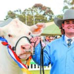 Ele tem apenas 20 anos, mas Sam já é um líder na caça de gado WA