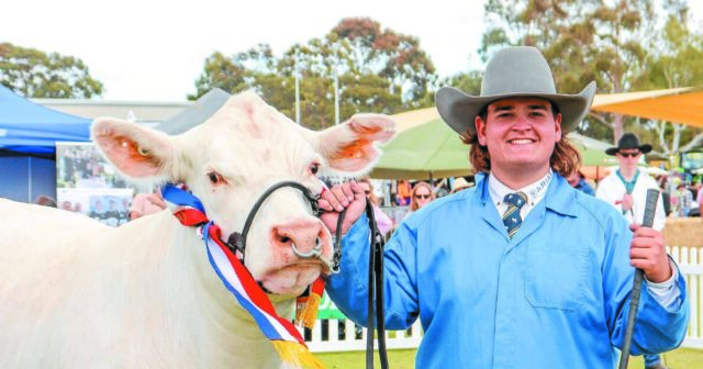 Ele tem apenas 20 anos, mas Sam já é um líder na caça de gado WA
