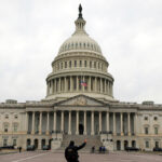 Nesta imagem tirada do vídeo KXAS, o senador estadual Taylor Rehmet (D) fala em 31 de janeiro de 2026, em Fort Worth, Texas, depois de vencer uma eleição especial para o Senado estadual do Texas e virar um distrito republicano confiável que o presidente Donald Trump venceu por 17 pontos em 2024. (KXAS via AP)