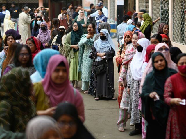 Eleitores lotam os locais de votação enquanto Bangladesh realiza eleições históricas
