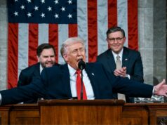 Elizabeth Warren e outros democratas aplaudem enquanto Trump condena a negociação de ações no Congresso | Vídeo Elizabeth Warren e outros democratas aplaudem enquanto Trump condena a negociação de ações no Congresso | Vídeo