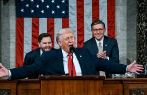 Elizabeth Warren e outros democratas aplaudem enquanto Trump condena a negociação de ações no Congresso | Vídeo Elizabeth Warren e outros democratas aplaudem enquanto Trump condena a negociação de ações no Congresso | Vídeo