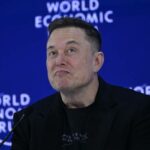 Elon Musk discursa durante a Reunião Anual do Fórum Econômico Mundial em Davos.