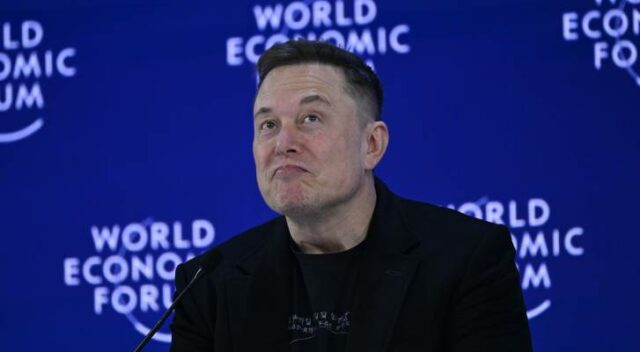 Elon Musk discursa durante a Reunião Anual do Fórum Econômico Mundial em Davos.