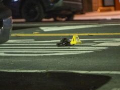 Em acidente fatal, a polícia de Oakland puxou o motorista do carro em chamas e determinou que ele estava bêbado Em acidente fatal, a polícia de Oakland puxou o motorista do carro em chamas e determinou que ele estava bêbado