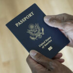 Cartoon sobre a Lei SAVE que priva mulheres que mudaram seus sobrenomes