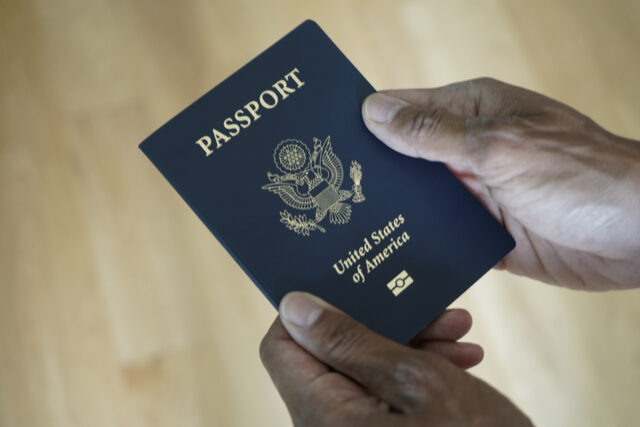 Em breve você poderá precisar de um passaporte para votar. Cartoon sobre a Lei SAVE que priva mulheres que mudaram seus sobrenomes