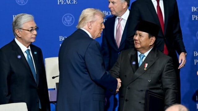Em frente a Prabowo, Trump elogia o plano da Indonésia de enviar tropas do TNI para Gaza
