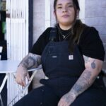 Em meio ao aumento de prisões e deportações, um artista imigrante enfrenta o medo através da arte de rua