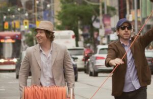 Em ‘Nirvanna the Band the Show the Movie’, dois perdedores transformam a viagem no tempo em uma máquina de fama Em ‘Nirvanna the Band the Show the Movie’, dois perdedores transformam a viagem no tempo em uma máquina de fama