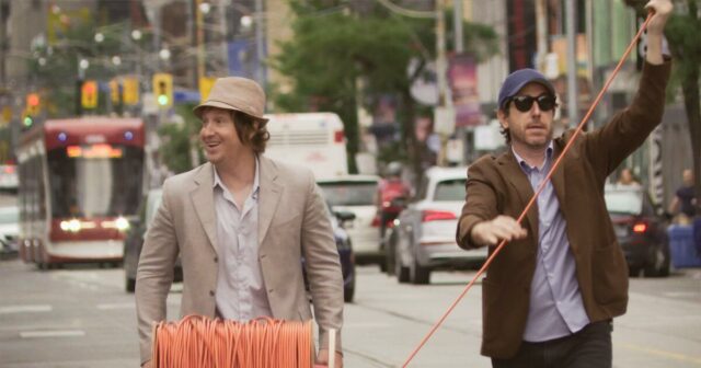 Em ‘Nirvanna the Band the Show the Movie’, dois perdedores transformam a viagem no tempo em uma máquina de fama
