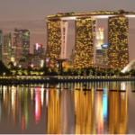 A embaixada chinesa alerta os cidadãos após a morte do cassino Marina Bay Sands em Cingapura. Marina Bay Sands e o horizonte do Central Business District de Cingapura ao entardecer.