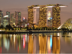 Embaixada chinesa alerta cidadãos após morte do cassino Marina Bay Sands em Cingapura A embaixada chinesa alerta os cidadãos após a morte do cassino Marina Bay Sands em Cingapura. Marina Bay Sands e o horizonte do Central Business District de Cingapura ao entardecer.