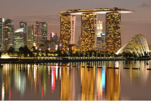 Embaixada chinesa alerta cidadãos após morte do cassino Marina Bay A embaixada chinesa alerta os cidadãos após a morte do cassino Marina Bay Sands em Cingapura. Marina Bay Sands e o horizonte do Central Business District de Cingapura ao entardecer.