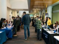 Empregadores dos EUA criam 130 mil empregos em janeiro, num forte início de 2026 Pessoas interagindo com recrutadores na WorkSource North Seattle Career Fair.