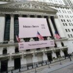 O edifício da Bolsa de Valores de Nova Iorque com um