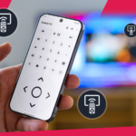 Uma pessoa usando um Galaxy Watch com o logotipo WowMouse na tela e uma TV desfocada ao fundo.