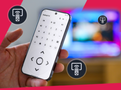 Encontrei o melhor aplicativo para controlar minha smart TV usando meu telefone e não vou voltar atrás Uma pessoa usando um Galaxy Watch com o logotipo WowMouse na tela e uma TV desfocada ao fundo.