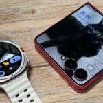 Galaxy Z Flip 7 cercado por flores rosa